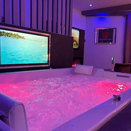 Chic & Jacuzzi Apartman Givors Kültér fotó