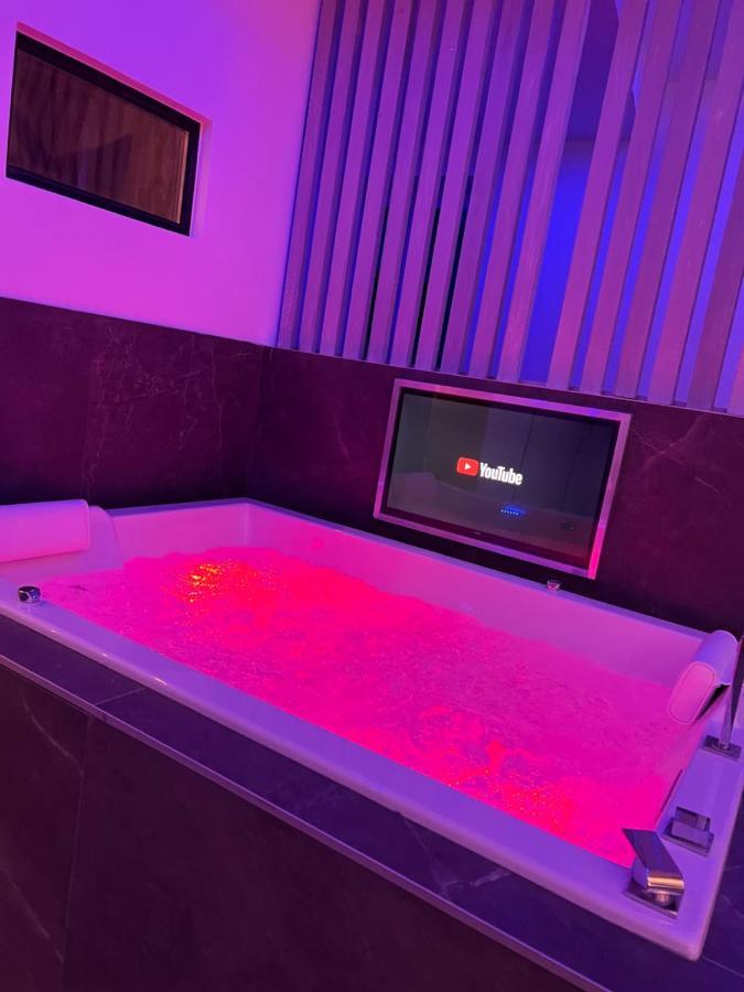 Chic & Jacuzzi Apartman Givors Kültér fotó