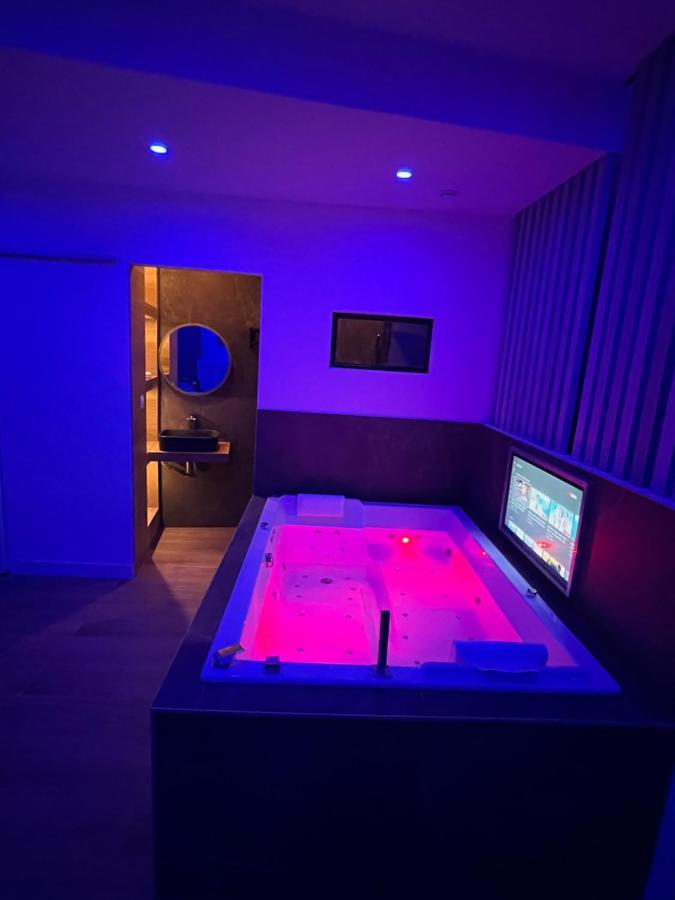 Chic & Jacuzzi Apartman Givors Kültér fotó