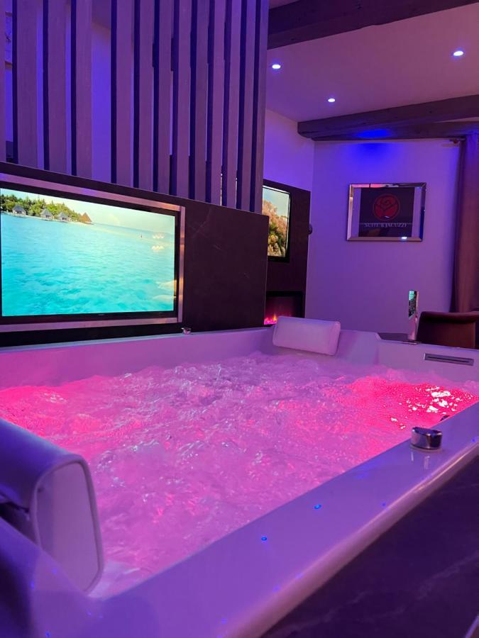 Chic & Jacuzzi Apartman Givors Kültér fotó